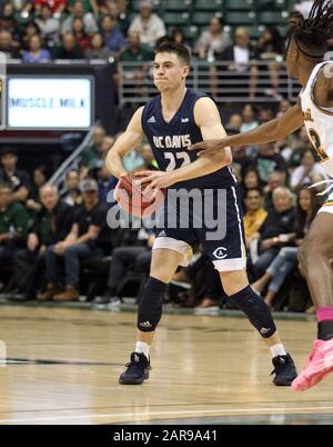 25 janvier 2020 - Joe Mooney (22), garde des Aggies de UC Davis, passe le ballon lors d'un match entre les guerriers Rainbow d'Hawaï et les Aggies de UC Davis au Centre Stan Sheriff d'Honolulu, HI - Michael Sullivan/CSM Banque D'Images