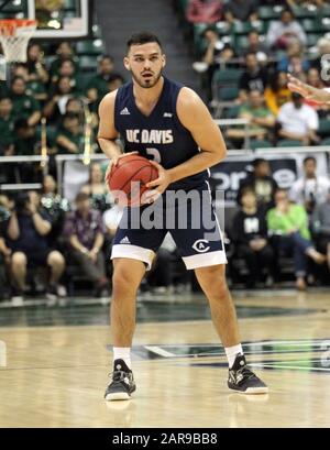 25 janvier 2020 - Stefan Gonzalez, garde d'Aggies de UC Davis (2), regarde passer le ballon pendant un match entre les guerriers Rainbow d'Hawaï et les Aggies de UC Davis au Centre Stan Sheriff d'Honolulu, HI - Michael Sullivan/CSM Banque D'Images