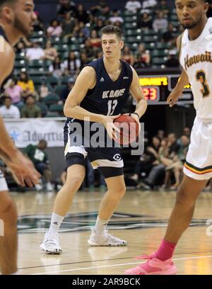 25 janvier 2020 - le centre d'Aggies UC Davis Matt Neufeld (13) va passer le ballon lors d'un match entre les guerriers Rainbow d'Hawaï et les Aggies UC Davis au Centre Stan Sheriff d'Honolulu, HI - Michael Sullivan/CSM Banque D'Images