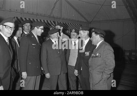 Vingt-cinq ans de troupes du commandement du corps, capitaine b.d. P. J. Mulders (à droite) avec quelques hommes de la première heure Date : 31 mars 1967 mots clés : troupes de commandement, anniversaires Nom personnel : p. J. Mulders Banque D'Images