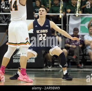 25 janvier 2020 - Joe Mooney (22), garde des Aggies de UC Davis, défend pendant un match entre les guerriers Rainbow d'Hawaï et les Aggies de UC Davis au Centre Stan Sheriff d'Honolulu, HI - Michael Sullivan/CSM Banque D'Images