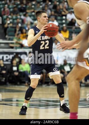 25 janvier 2020 - Joe Mooney (22), garde des Aggies de UC Davis, regarde passer le ballon lors d'un match entre les guerriers Rainbow d'Hawaï et les Aggies de UC Davis au Centre Stan Sheriff d'Honolulu, HI - Michael Sullivan/CSM Banque D'Images