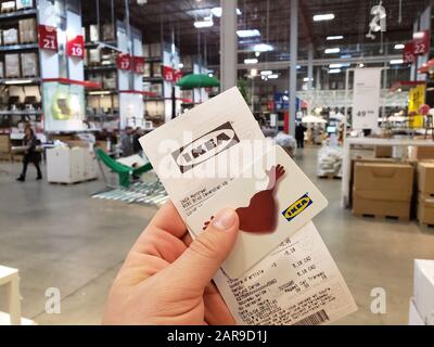 Montréal, Canada - le 10 avril 2019 : une main tenant un reçu IKEA et une carte-cadeau de la maison de chasse. IKEA est une chaîne scandinave de vente de meubles prêts à l'assemblage Banque D'Images