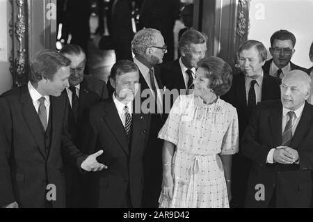 Cabinet Van Agt/Den Uyl Assermenté V.l.n.n. Jan Terloup (D66), Henk Zeevalking (D66), Dries van Agt (CDA), Fons van der Ste (CDA), Jan de Koning (CDA), Queen Beatrix, Marcel van Dijk (PvdA) (CDA) et Joop den Uyl (PvdA) pendant l'assermentation du cabinet d'Agt/Den Uyl, Pays-Bas 11 septembre 1981 mots clés : Acceptions of office, portraits de groupe, reines, ministres, gouvernements personnel: AGT, Dries van, Beatrix (Reine Pays-Bas), Dam, Marcel van, Dyke, Cees van, Koning, Jan de, See, Fons van der, Terlouw, Jan, Uyl, Joop den, Veldhoen, Henk, Zeevalking, H.J. Banque D'Images