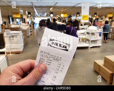 Montréal, Canada - 10 avril 2019 : une main tenant un caissier de reçus IKEA. IKEA est une chaîne scandinave qui vend des meubles prêts à l'assemblage, ainsi que des articles ménagers Banque D'Images