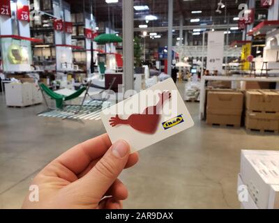 Montréal, Canada - le 10 avril 2019 : une main tenant une carte cadeau IKEA avec du coeur dessus, sur une étagère. Chaîne scandinave vendant des meubles prêts à l'emploi, Banque D'Images