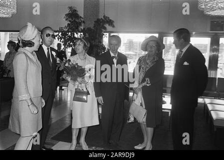 Prins Bernhard remet le prix Erasmus 1970 à l'architecte de Berlin Hans Scharoun à de Doelen, Rotterdam V.l.n.n. Princess Beatrix, Rins Bernhard, Mme Scharoun, Hans Scharoun, Queen Juliana, [...] Date: 29 mai 1970 lieu: Rotterdam, Zuid-Holland mots clés: Architectes, prix, princes Nom personnel: Beatrix, princesse, Bernhard (prince Pays-Bas), Juliana (Queen Pays-Bas) Nom de l'établissement: Doelen, The Banque D'Images