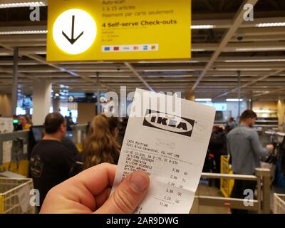 Montréal, Canada - 10 avril 2019 : une main tenant un reçu IKEA sur le fond de caissier. IKEA est une chaîne scandinave qui vend des meubles prêts à l'assemblage Banque D'Images