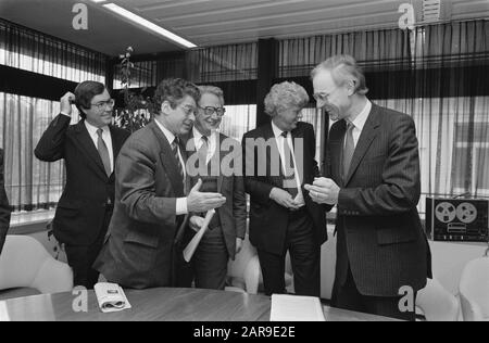 Présentation du rapport Amsterdam International Financial Center Vn de gauche à droite Alderman Van Duyn, maire Van Thijn, ABN-top MAN Hazelhoff, président de la Banque néerlandaise Duisenberg et ministre des Finances Ruding Date: 16 mars 1989 lieu: Amsterdam, Noord-Holland mots clés: Maires, ministres, présentations, présidents, rapports, aldermen Nom personnel: Duisenberg, W.F., Hazelhoff, R., Ruding, Onno, Thijn, E. van Banque D'Images