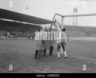 Bleu-Blanc De Football Contre Fortuna '54 (1-0). Annotation : les filets de l'une des cibles du stade olympique seront réparés après le score de Blauw-Wit. Au début, l'objectif n'a pas été attribué, lors de l'inspection, il y avait une fissure dans le filet et l'objectif était encore approuvé. Dans l'objectif Blauw-White Player Edwin Sparendam Date: 26 octobre 1958 lieu: Amsterdam mots clés: Football institution name: Blue-white Banque D'Images