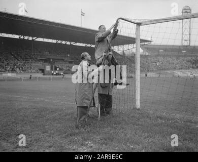 Bleu-Blanc De Football Contre Fortuna '54 (1-0). Réparation de l'annotation nette : l'objectif de Blue-White n'a pas été attribué pour la première fois, mais a été approuvé plus tard lorsqu'il y avait une fissure dans le filet. Date: 26 octobre 1958 lieu: Amsterdam mots clés: Football institution name: Blue-white Banque D'Images