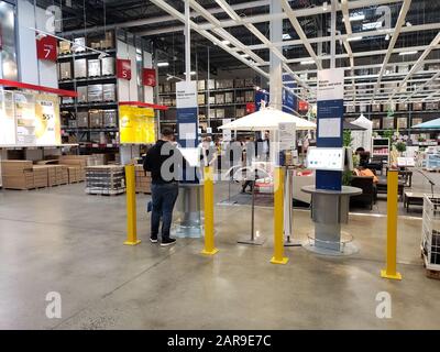 Montréal, Canada - 10 avril 2019 : Bureau d'information à IKEA Wrevend au Canada. Chaîne scandinave vendant des meubles prêts à l'emploi, ainsi que des articles ménagers Banque D'Images