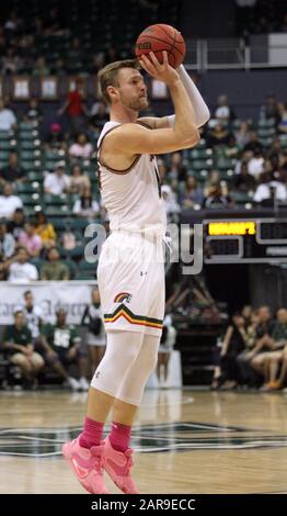 25 janvier 2020 - Hawaii Rainbow Warriors avance Zigmars Raimo (14) lors d'un match entre les Hawaii Rainbow Warriors et les UC Davis Aggies au Stan Sheriff Centre à Honolulu, HI - Michael Sullivan/CSM Banque D'Images