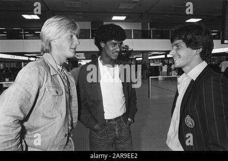 Départ de l'équipe néerlandaise vers la Suisse depuis l'aéroport de Schiphol footballeurs Wim Kieft (Ajax), Frank Rijkaard (Ajax) et Willy Janssen (PSV) en conversation à l'aéroport de Schiphol avant leur départ vers la Suisse Date: 31 août 1981 lieu: Noord-Holland, Schiphol, Suisse mots clés: Équipe néerlandaise, international, sport, football, joueurs de football, matchs Nom personnel: Janssen, Willy, Kieft, Wim, Rijkaard, Frank Banque D'Images