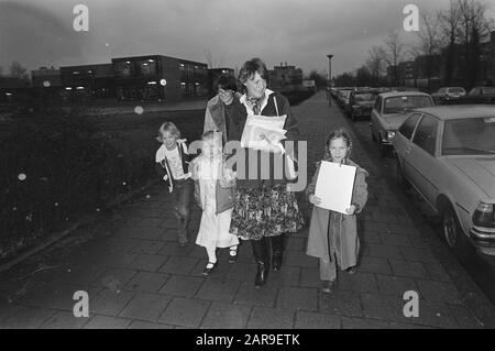 Selon diverses rumeurs, la princesse Irene divorces / prince Carel Hugo, la princesse Irene avec gauche Jaime-Bernar et Marguerite, Date : 15 décembre 1980 mots clés : rumeurs, divorces, écoles Nom personnel : Carlos Hugo, prince, Irene, princesse, Marguerite, princesse Banque D'Images