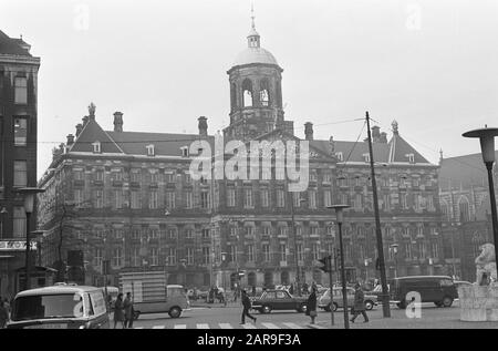 Palais sur le Dam et le Westerkerk à Amsterdam vue de face du Palais sur le Dam Date: 9 novembre 1965 lieu: Amsterdam, Noord-Holland mots clés: Architecture, bâtiments, palais Banque D'Images