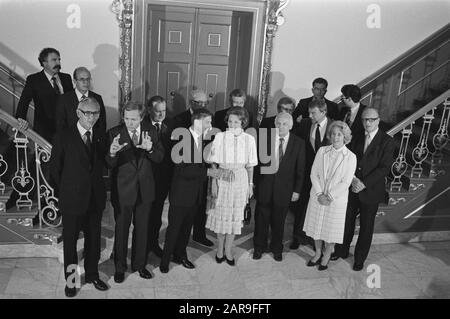 Cabinet Van Agt/Den Uyl assermenté Front row V.l. n.r.:Max van der Stoel (PvdA), Jan Terloup (D66), Sèche van Agt (CDA), Reine Beatrix, Joop den Uyl (PvdA), Til Gardeniers (CDA) et Jos van Keenade). Back row from l.n.r.: André van der Louw (PvdA), Job de Ruiter (CDA), Henk Zeevalking (D66), Fons van der Ste (CDA), Jan de Koning (CDA) durant l'assermentation du cabinet Van Agt/Den Uyl Date: 11 septembre 1981 lieu: La Haye, Zuid-Holland mots clés: Acceptions de bureau, portraits de groupe, reines, ministres, gouvernements Nom personnel: AGT, Dries van, Beatrix (Reine Pays-Bas), Gardeniers-Berendsen, Banque D'Images