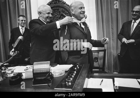 La dernière session du Président général de la Chambre Des Représentants Van Thiel a suspendu le Prix sortant PVDA- MP Nederhorst A Date: 8 mai 1971 lieu: La Haye, Zuid-Holland mots clés: Prix, parlementaires, présidents Nom personnel: Nederhorst, Gerard, Thiel, French-Joseph of Banque D'Images