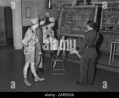 Des volontaires pour la Nouvelle-Guinée néerlandaise se préparent à leur départ dans le camp d'Oirschot. Leçon en langue malais Date: 12 décembre 1958 lieu: Oirschot mots clés: Casernes, personnel militaire Nom de personne: Camp Oirschot Banque D'Images