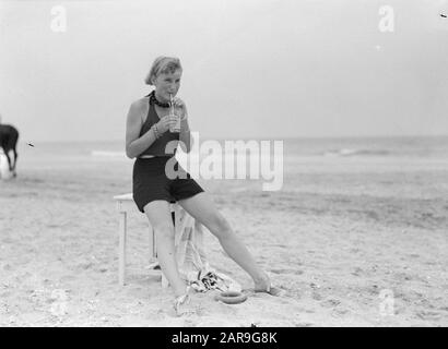 Femme à la plage Date: Non daté mots clés: Plages, femmes Banque D'Images