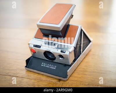 Une caméra terrestre Polaroid SX-70 d'origine, une caméra instantanée réflexe à lentille simple repliable qui a été produite pour la première fois par la Polaroid Corporation en 1972. Banque D'Images