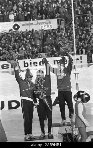 Championnats du monde de patinage (hommes) à Deventer Huldiging 500 mètres: V.l.n.n. Fornaess, Blatchford, Suzuki Date : 16 février 1969 lieu : Deventer mots clés : patinage, Huldigingen, sport, championnats du monde Nom de l'institution : Suzuki Banque D'Images