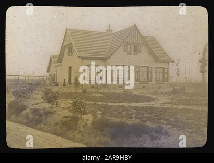 Voorwerkerswoning dans Ziijerveld Annotation: Het Ziijerveld est une superficie de 620 hectares située sur le côté nord-ouest d'Assen dans la province de Drenthe (Pays-Bas). Il a été acheté comme terre féroce en 1907 auprès des agriculteurs de Ziijer par Jacob Theodoor Cremer, président de la Nederlandsche Handel-Maatschappij et ancien ministre Des Colonies. Cremer avait la région minée par la Nederlandsche Heidemaatschappij dans les années précédant la première Guerre mondiale. De la Drentsche Hoofdvaart, l'Asserwijk a été creusée pour le drainage et le transport. Le long et près de l'Asserwijk, Cremer avait 15 fermes construites, avec une taille de Banque D'Images
