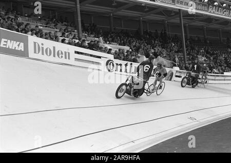 Championnats du monde de cyclisme, Leicester, Angleterre; amateurs de finale stayers; Bert Boom en action derrière le stimulateur cardiaque (no 6) Date: 12 août 1970 lieu: Grande-Bretagne, Leicester mots clés: AMATORS, CYCLISME, finales, stimulateurs cardiaques Nom personnel: Bert Boom Banque D'Images