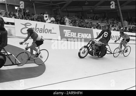 Championnats du monde de cyclisme, Leicester, Angleterre; amateurs de finale stayers; Bert Boom en action derrière le stimulateur cardiaque (no 6) Date: 12 août 1970 lieu: Grande-Bretagne, Leicester mots clés: AMATORS, CYCLISME, finales, stimulateurs cardiaques Nom personnel: Bert Boom Banque D'Images
