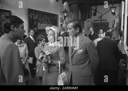 Visite de travail princesse Beatrix et prince Claus dans la province Utrecht, Beatrix et Claus marchant à travers Oudewater, visite à Heksenwaag Date: 23 août 1972 lieu: Oudewater, Utrecht mots clés: Visites de travail Nom personnel: Beatrix, princesse, Claus, prince Banque D'Images
