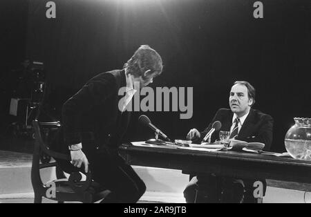 Willem Duys atteint Edisons dans une émission de télévision Pour le poing loin. Paul van Vliet Date : 26 février 1971 mots clés : Prix, programmes de télévision Nom personnel : Duys, Willem, Vliet, Paul van Banque D'Images