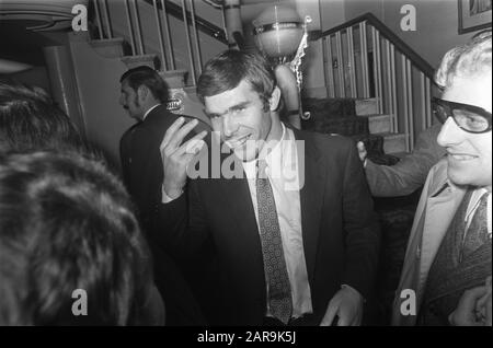 Wim van Hanegem comparaît devant la chambre de recours de la KNVB à Utrecht. Van Hanegem après le verdict Date: 7 novembre 1969 lieu: Utrecht (ville) mots clés: Audiences de la Cour, footballeurs Nom personnel: Hanegem, Willem van Banque D'Images