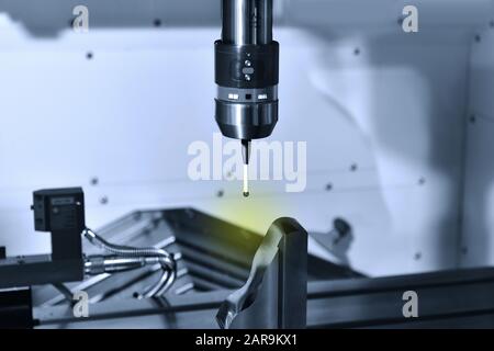 Close up mesure automatique machine (CMM) pour l'inspection de travail au cours de la partie haute précision Banque D'Images