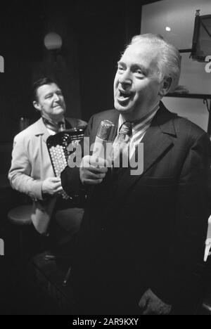 Chanteuse Leo Fuld Se Produit Au San Remo Bar Amsterdam, Affectation Haagsche Courant Date: 22 Novembre 1971 Lieu: Amsterdam, Noord-Holland Mots Clés: Bars, Chanteuses Nom Personnel: Fuld, Leo, Haagsche Courant Nom De L'Institution: San Remo Bar Banque D'Images