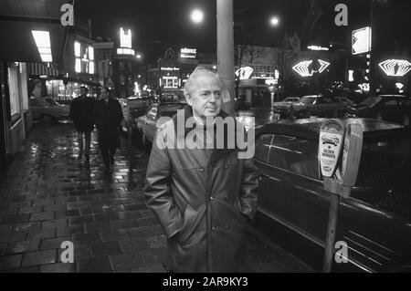 Le Chanteur Leo Fuld Se Produit Au San Remo Bar Amsterdam, Affectation Haagsche Courant Date: 22 Novembre 1971 Lieu: Amsterdam, Noord-Holland Mots Clés: Chanteuses Nom De La Personne: Fuld, Leo, La Haye Courant Banque D'Images