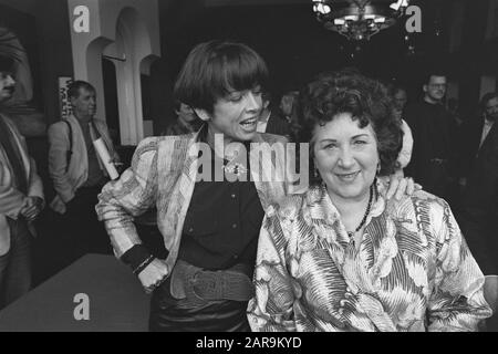 Chanteuse sans nom (Mary Servaes) et Sonja Barend (l) en relation avec l'adieu Date : 20 octobre 1987 mots clés : chanteuses Nom De La Personne : Barend, Sonja, Servaes-Bey, Mary Banque D'Images