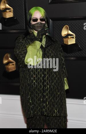 Los Angeles, Californie, États-Unis. 26 janvier 2020. Billie Eilish arrive au 62ème tapis rouge annuel Grammy Awards qui s'est tenu au Staples Center le 26 janvier 2020 à Los Angeles, Californie, États-Unis. (Photo de Athanlee B. Mirador/Sipa USA) crédit: SIPA USA/Alay Live News Banque D'Images