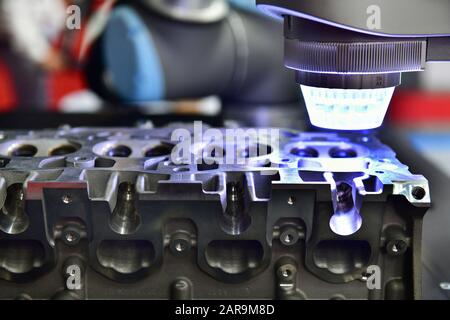 Gros plan sur les machines MMT Multisensor vision pour l'inspection de pièces de haute précision lors du travail dans l'industrie Banque D'Images