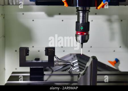 Close up mesure automatique machine (CMM) pour l'inspection de travail au cours de la partie haute précision Banque D'Images