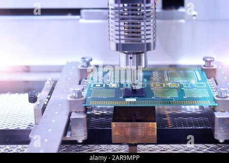 Procédé technologique de soudure et d'assemblage des composants de puce sur la carte de circuit imprimé. Machine à souder automatisée à l'intérieur de l'industrie Banque D'Images