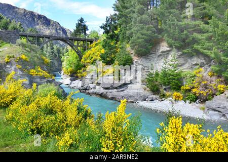 Pont historique en bois au-dessus de la rivière Shotover, Queenstown, Nouvelle-Zélande Banque D'Images