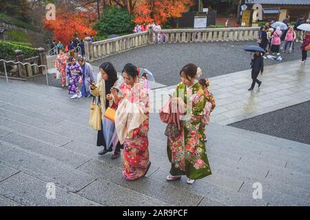 Kyoto, Japon - 17 décembre 2019 : femmes asiatiques avec vinaigrette kimono dans le temple de Kiyomizu-dera, Kyoto, Japon. Banque D'Images