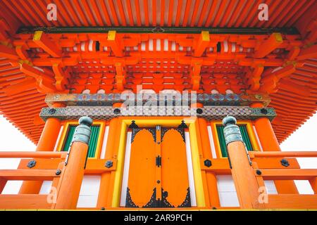 Kyoto, Japon - 17 décembre 2019 : architecture japonaise au temple de Kiyomizu-dera, Kyoto, Japon. Banque D'Images