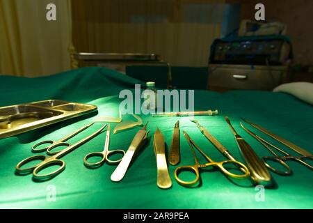 Instruments chirurgicaux, implants nasaux en silicone dans la salle d'opération. Banque D'Images