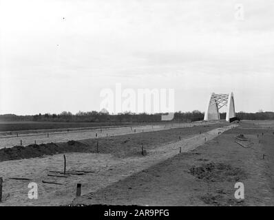 Creuser et améliorer les canaux, les ponts de construction, les rampes, les chemins de cycle, les routes, le pont hengevelder Date: Non dédrée lieu: Goor mots clés: Les ponts de construction, les chemins de cycle, creuser et améliorer les canaux, les expulsions, les routes Nom du personnage: Pont hengevelder Banque D'Images