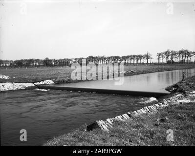 Normalisation des cours d'eau, creusement et amortissement des fossés, cousus de ponte, plongeurs et jardinage, vol qualifié, vieille voile Date: Non daté mots clés: Plongeurs et jardinage, excavation et amortissement des fossés, cousus de ponte, normalisation des cours d'eau, vol Nom personnel: Vieux navire Banque D'Images