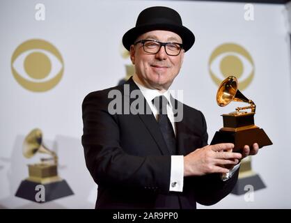 Los Angeles, Californie, États-Unis. 26 janvier 2020. Los Angeles, États-Unis. 26 janvier 2020. Brian Lynch, de Brian Lynch Big Band, apparaît en coulisses avec son prix pour le meilleur grand album de jazz lors du 62ème Grammy Awards annuels qui a eu lieu au Staples Center de Los Angeles le dimanche 26 janvier 2020. Photo de Christine Chew/UPI crédit: UPI/Alay Live News Banque D'Images