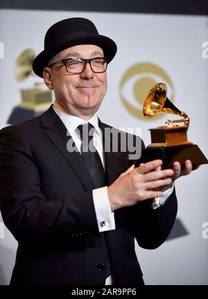 Los Angeles, Californie, États-Unis. 26 janvier 2020. Los Angeles, États-Unis. 26 janvier 2020. Brian Lynch, de Brian Lynch Big Band, apparaît en coulisses avec son prix pour le meilleur grand album de jazz lors du 62ème Grammy Awards annuels qui a eu lieu au Staples Center de Los Angeles le dimanche 26 janvier 2020. Photo de Christine Chew/UPI crédit: UPI/Alay Live News Banque D'Images