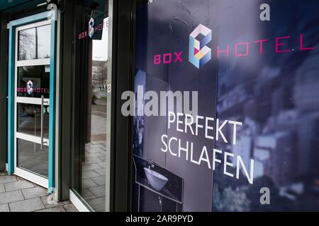 22 janvier 2020, Basse-Saxe, Göttingen: Le lettering 'Boxhotel perfekt schlafen' est visible à l'entrée du Boxhotel. (Vers dpa « intelligent ou dangereux pour la santé ? - dispute sur l'hôtel sans fenêtre' à partir du 27.01.2020) photo: Swen Pförtner/dpa Banque D'Images