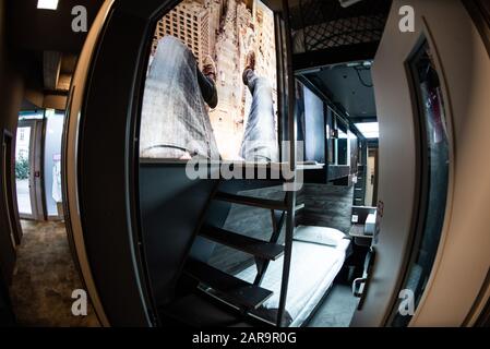 22 janvier 2020, Basse-Saxe, Göttingen: Vue d'une chambre à l'hôtel Box (tourné avec un objectif fisheye). (Vers dpa « intelligent ou dangereux pour la santé ? - dispute sur l'hôtel sans fenêtre' à partir du 27.01.2020) photo: Swen Pförtner/dpa Banque D'Images